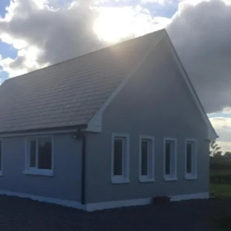 3 Bed House With 2 Living Areas And 2 Bathrooms *